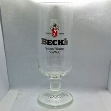 Beck&rsquo;s Bierglas mit Fu&szlig; Druck &bdquo;BECK&rsquo;S&ldquo; &bdquo;Spitzen-Pilsener von Welt.&ldquo; Bier
