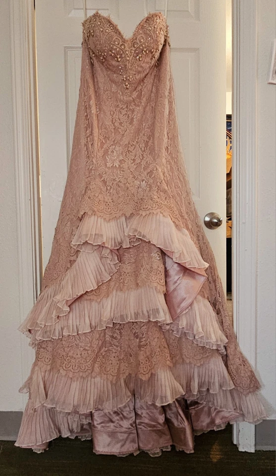 Vestido con cuentas de oro rosa talla 16 de McDuggal Foto 4 de 4