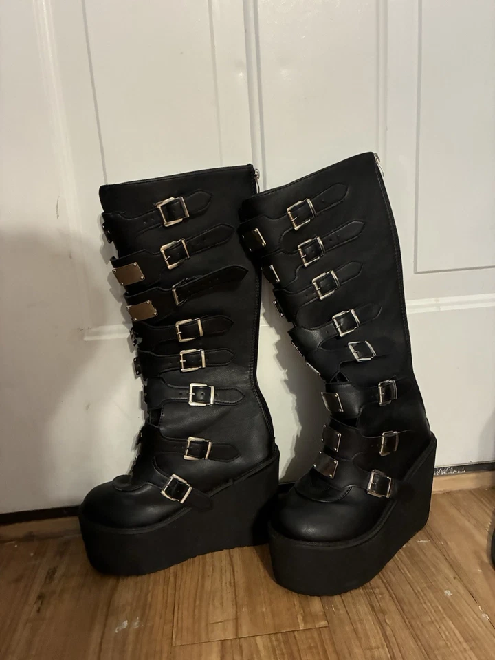 Botas femininas DEMONIA SWI815/B plataforma cunha punk gótica fivela alças altura do joelho - Imagem 3 de 3