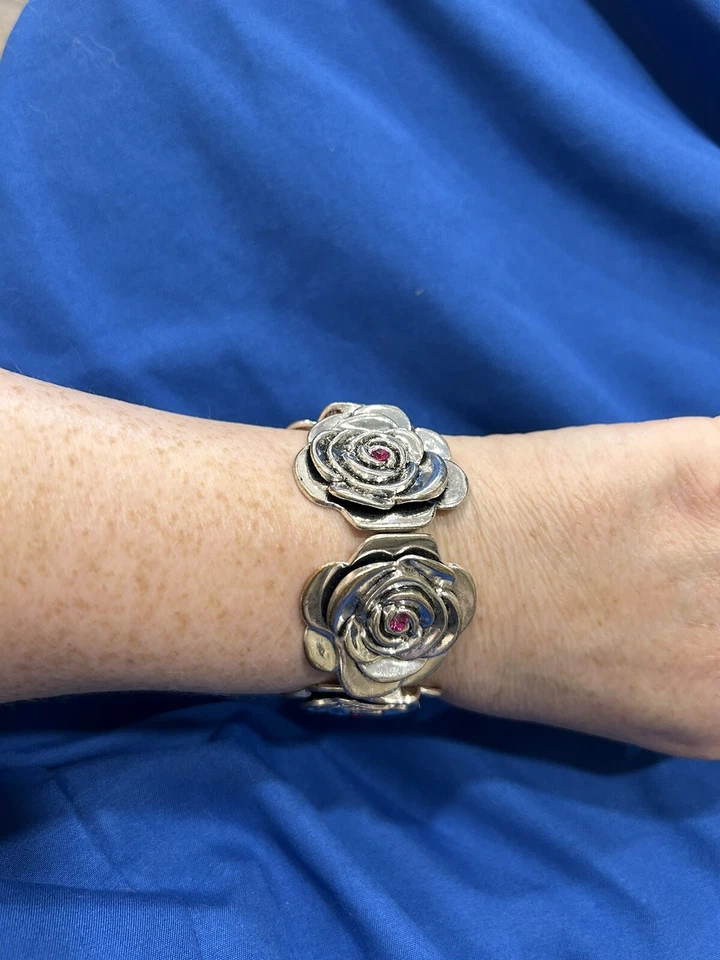 Pulsera elástica enchapada en oro blanco de 10k rosa con pedrería púrpura Foto 3 de 3