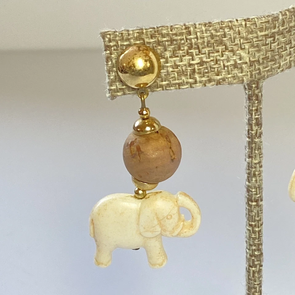 Collar colgante de elefante calcedonia verde tallado y pendientes colgantes de corcho blanco Foto 4 de 4