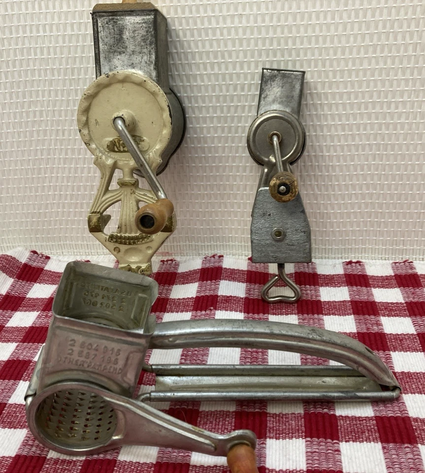 JUEGO DE 3 picadoras/ralladores antiguos de queso y ajo montados en mesa Foto 3 de 4