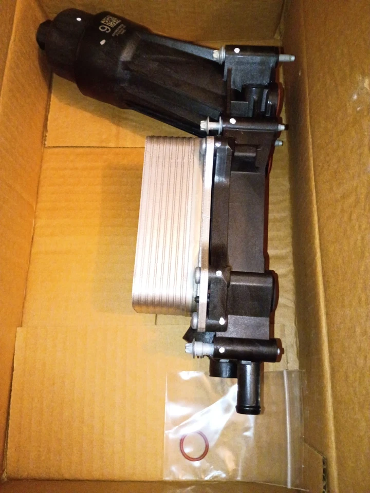 Conjunto adaptador enfriador de aceite de motor y carcasa de filtro Chrysler 20 Foto 2 de 2