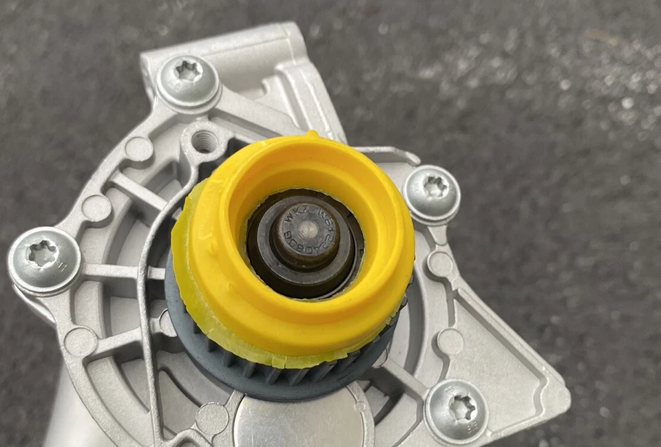  Water pump for a 2013 Audi A5 premium plus coupe 2.0 L auto trans open box alu - Image 2 of 4