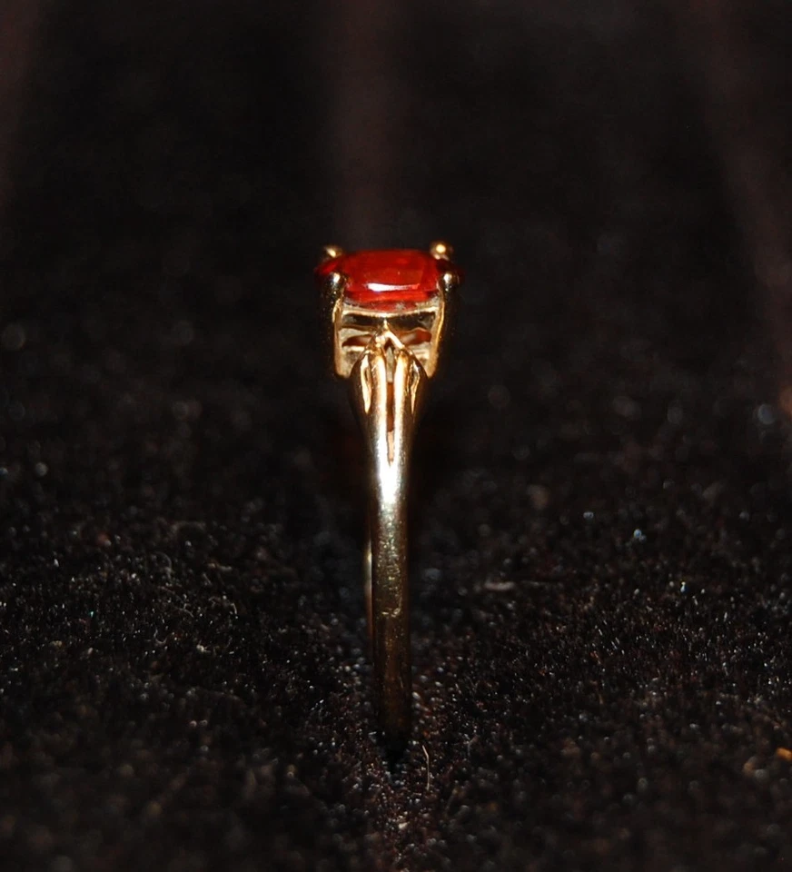 Anillo granate de oro amarillo de 14 quilates para dama Foto 4 de 4