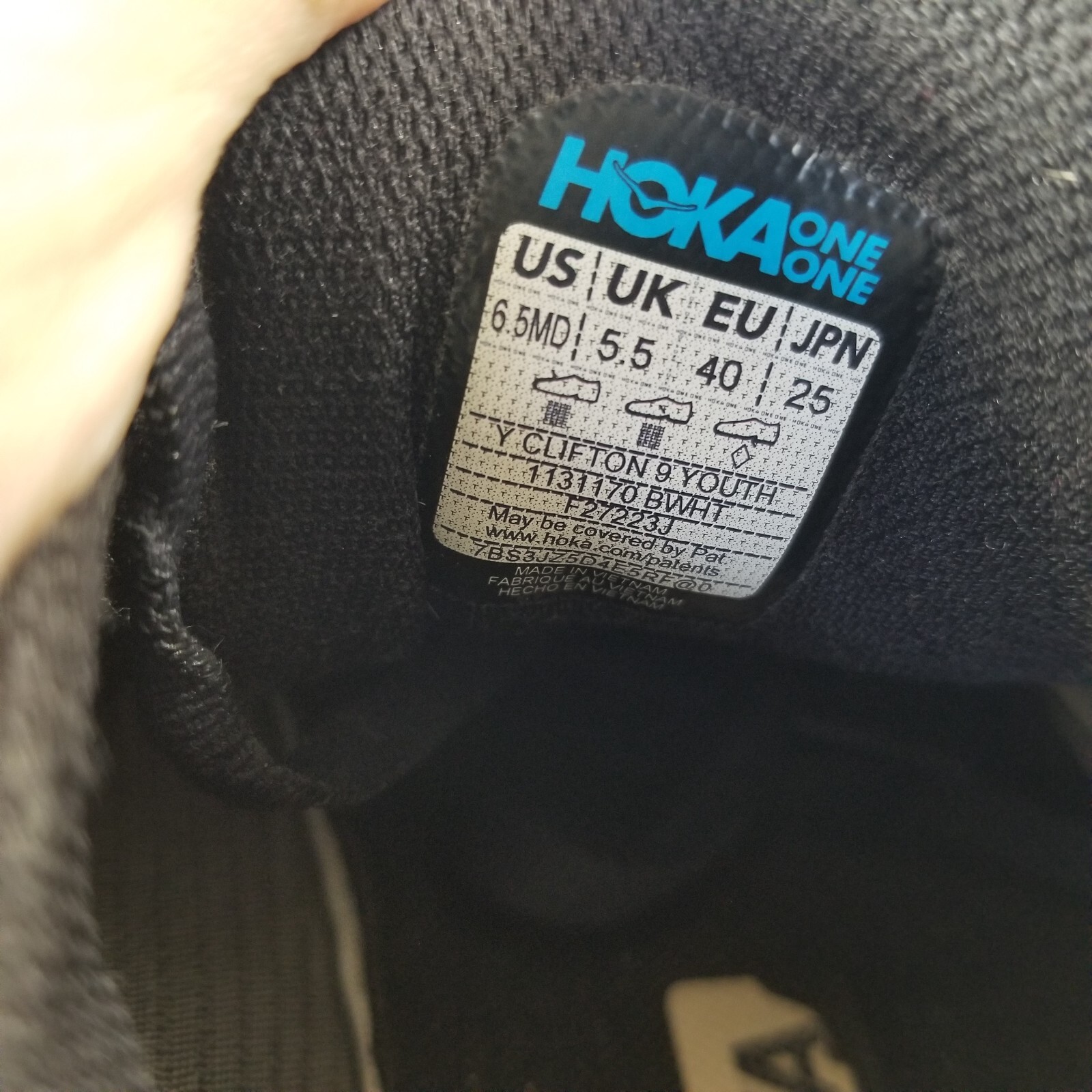 HOKA ONE ONE Clifton 9 Youth Big Kid Sneaker, Black/White, Unisex Size 6.5 MD US thumbnail 8