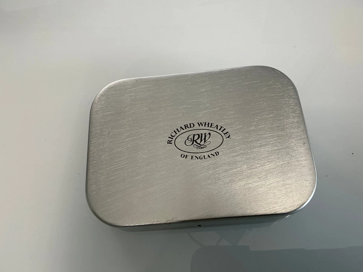 Boîte à Mouches Vintage Richard Wheatley En Aluminium Mince – 50 Mouches Pour Truite Incluses