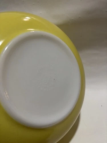 Vintage Pyrex Primary Color 4 Quart Yellow Mixing Nesting Bowl - Great condition