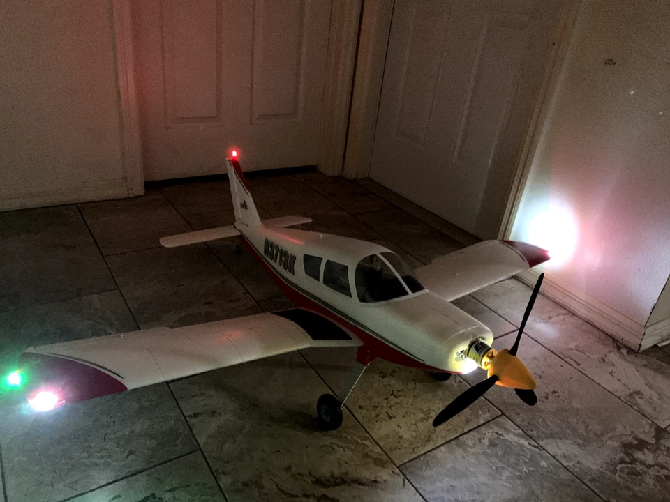 Piper Cherokee 1,3 m (raro) rojo E-flite N3713K Foto 3 de 4