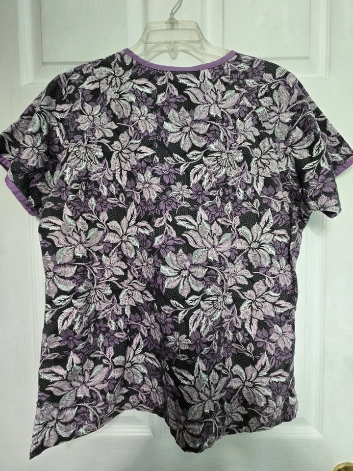 Blusa Médica UA Talla L-Negro/Púrpura Floral Simulado Envolvente-Pecho 23"/L 26" Foto 2 de 4