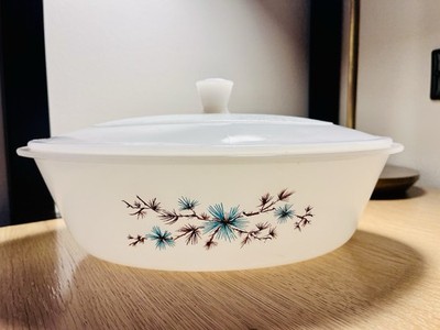 VTG Glasbake casserole dish with lid ''Frost Pine'' pattern # J-224 milk glass 2QT