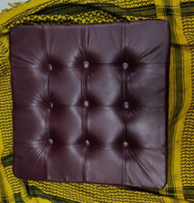Cuscino sedile in pelle di agnello vino/borgogna scura trapuntato con bottoni, cuscino decorativo