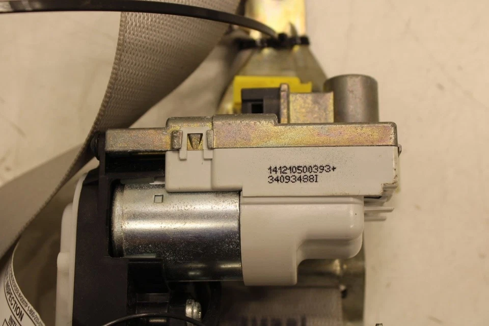 Mercedes-Benz ML350 2012-15 3,5 L tracción trasera delantero conductor lado izquierdo cinturón retractor Foto 4 de 4