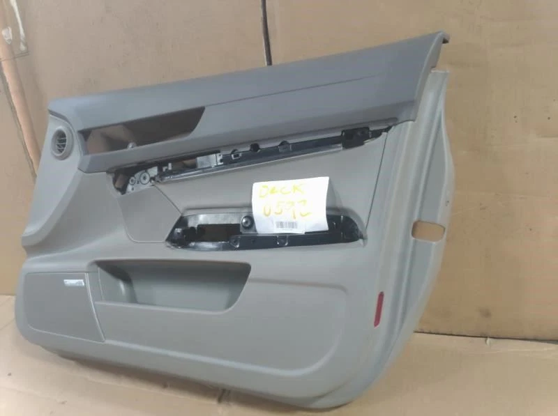 Audi A6 2006 puerta del lado del pasajero delantero derecho panel interior gris platino Foto 3 de 4