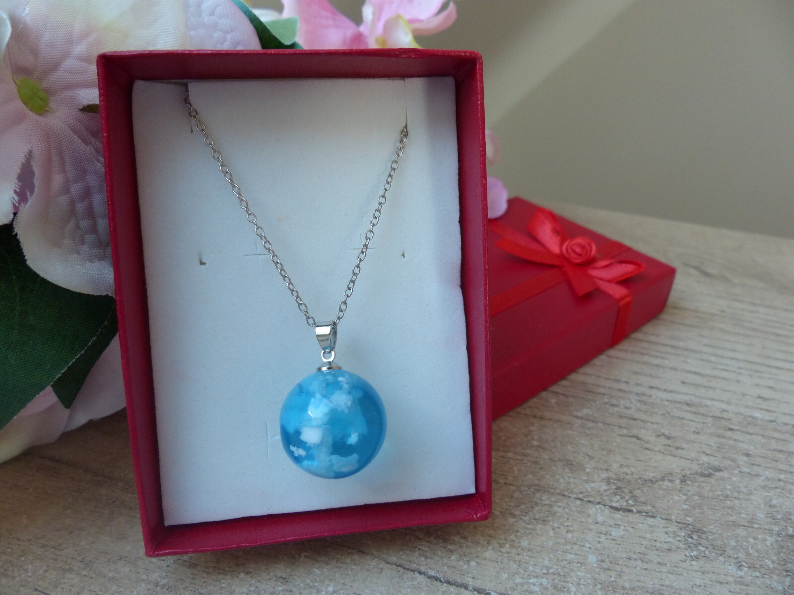 Collier femme pendentif boule globe bleu marine bijou tendance pour col en V