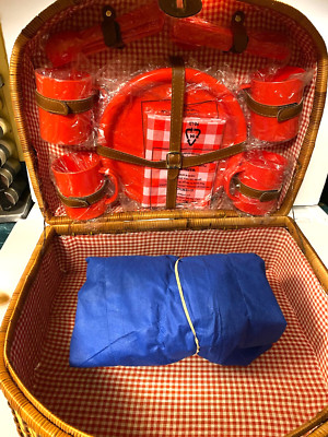 LARGE VINTAGE RATTAN WICKER SERVICE FOR 4 PICNIC BASKET WITH BONUS GROUND COVER