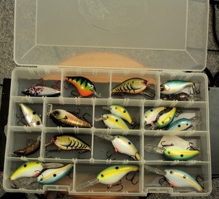 MIXED LOT OF UNUSED BASS FISHING CRANKBAITS w/TACKLE BOX