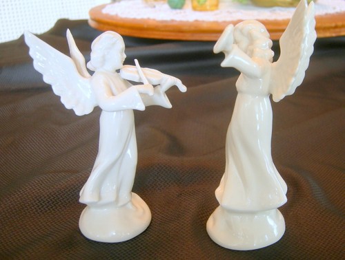 Two: Antique GERMAN DRESDEN PORCELAIN 1920'S MUSICAL ANGELS FIGURINES Cross Swor - Picture 2 of 7
