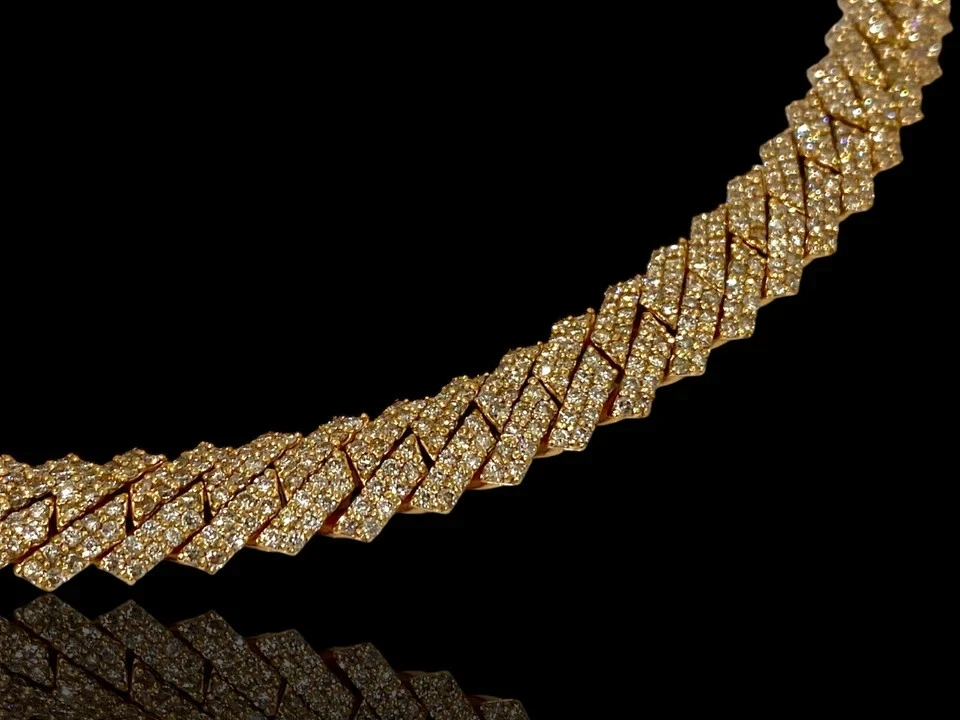 Brazalete de eslabones cubanos pavé de diamantes simulados de corte redondo de 10 quilates enchapado en oro amarillo de 14 k Foto 3 de 4