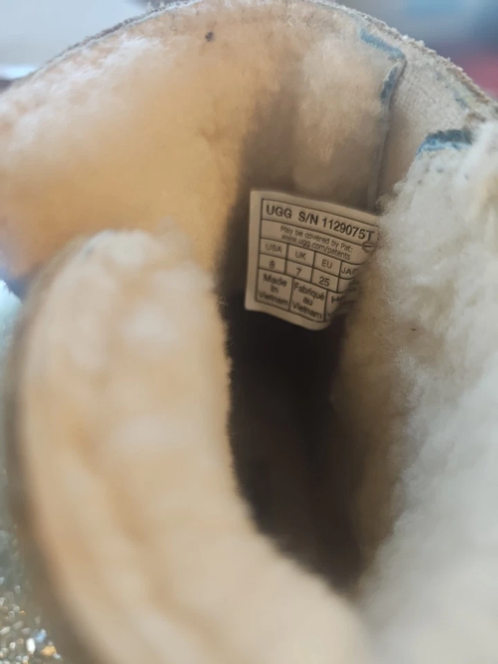 Children Ugg Boots With Logo Design Size 8 - Image 4 of 4