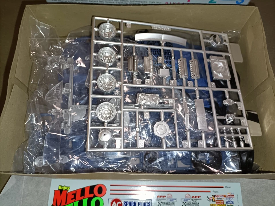 MONOGRAM DUPONT LUMINA NASCAR 1/24 + DECALS DAYS OF THUNDER  " Cole Trickle " - Immagine 4 di 4