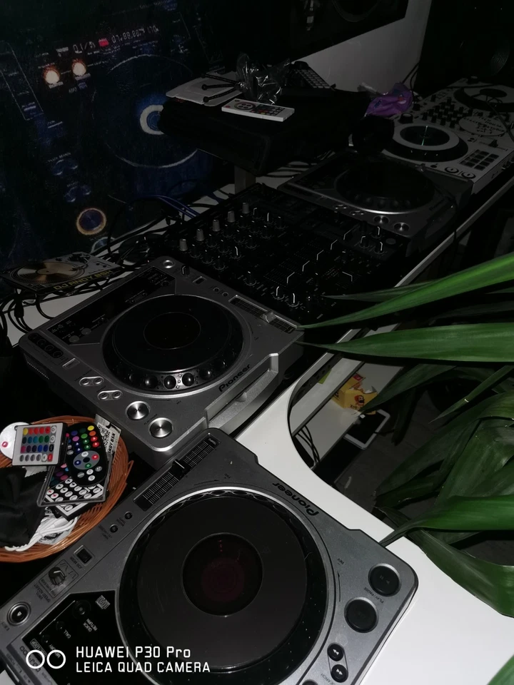 3 stuck  Pioneer Cdj 800 Mit Behringer T 5-Kanal-Mixer Behringer DJX750 - Bild 2 von 4