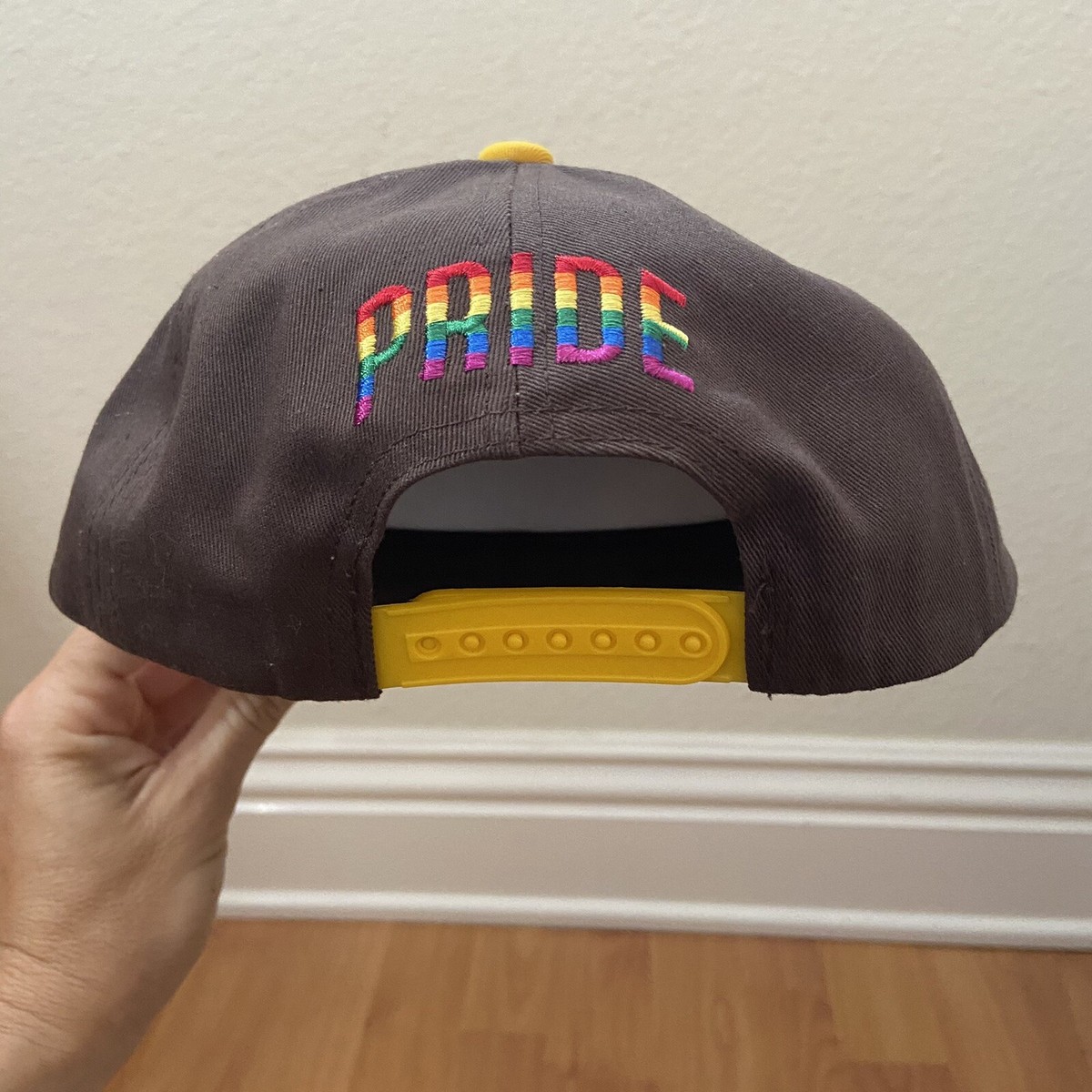 NWOT MLB Adult San Diego Padres Pride Logo 2021 Promo Snap  display picture 2