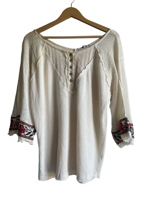 New! GIMMICKS BKE Buckle Cream Ivory Henley Embroidered Floral Top Size Large MS