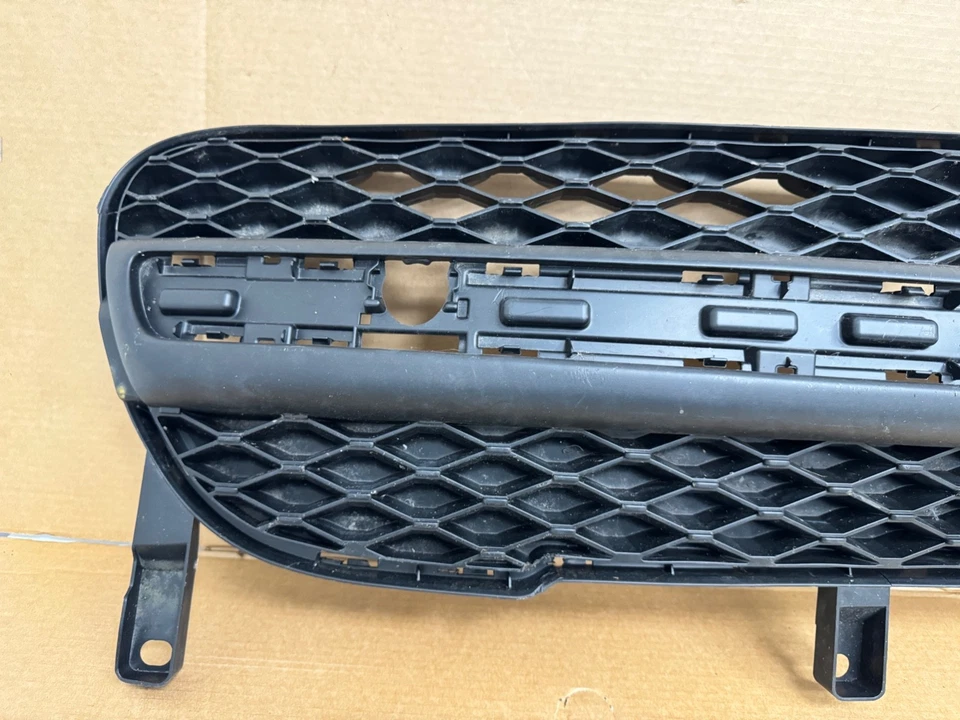 РЕШЕТКА ПЕРЕДНЕГО ЦЕНТРАЛЬНОГО БАМПЕРА PEUGEOT 107 2009–2012 БЕЗ ЖОМРА СТАНДАРТНЫЕ МОДЕЛИ - Изображение 2 из 4