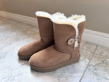NEW UGG Australia Womens Or Girls Bailey Button II, Size US 5- Chestnut