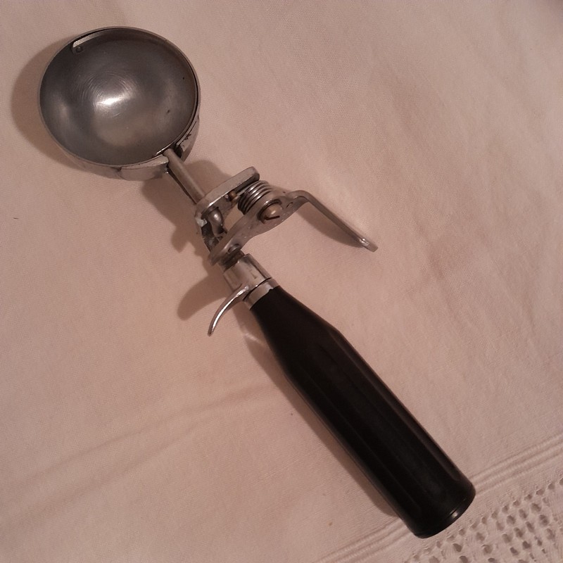 Vtg. 50s Benedict Indestructo 9" Ice Cream Scoop Blk Bakelite Handle Pat. 16