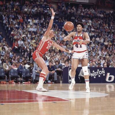 Washington Bullets Wes Unseld in action vs Atlanta Hawks Don Ohl L- Old Photo