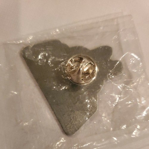 Trade Titan Pin Gamestop exclusive NEW - Picture 2 of 2