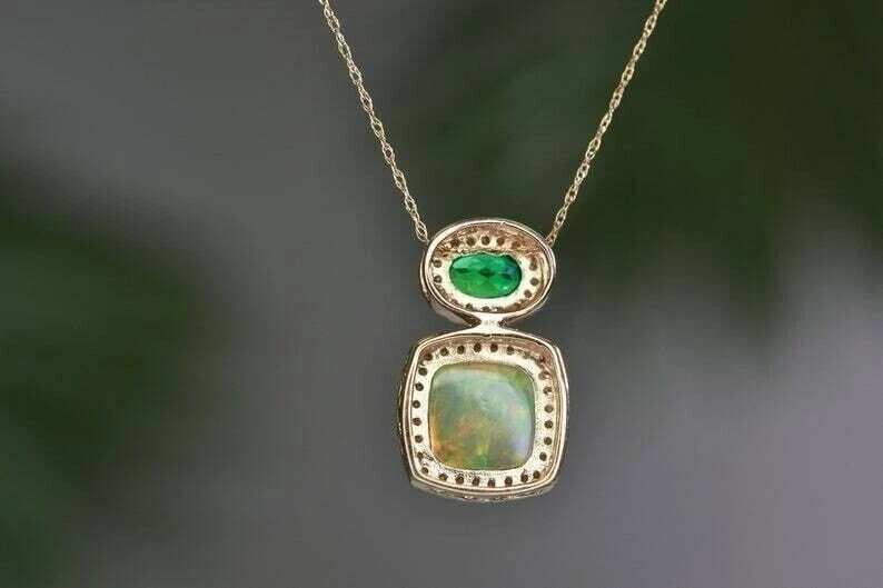 Colgante cojín de ópalo de fuego y diamantes esmeralda simulados de 3 quilates enchapado en oro amarillo de 14 k Foto 2 de 3