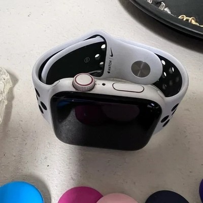 Apple Watch Nike Series 6 (GPS) 44mm Silver Aluminum