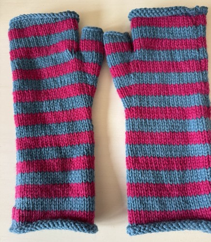 Hand knitted Wrist warmers Fingerless Gloves - Picture 1 of 2