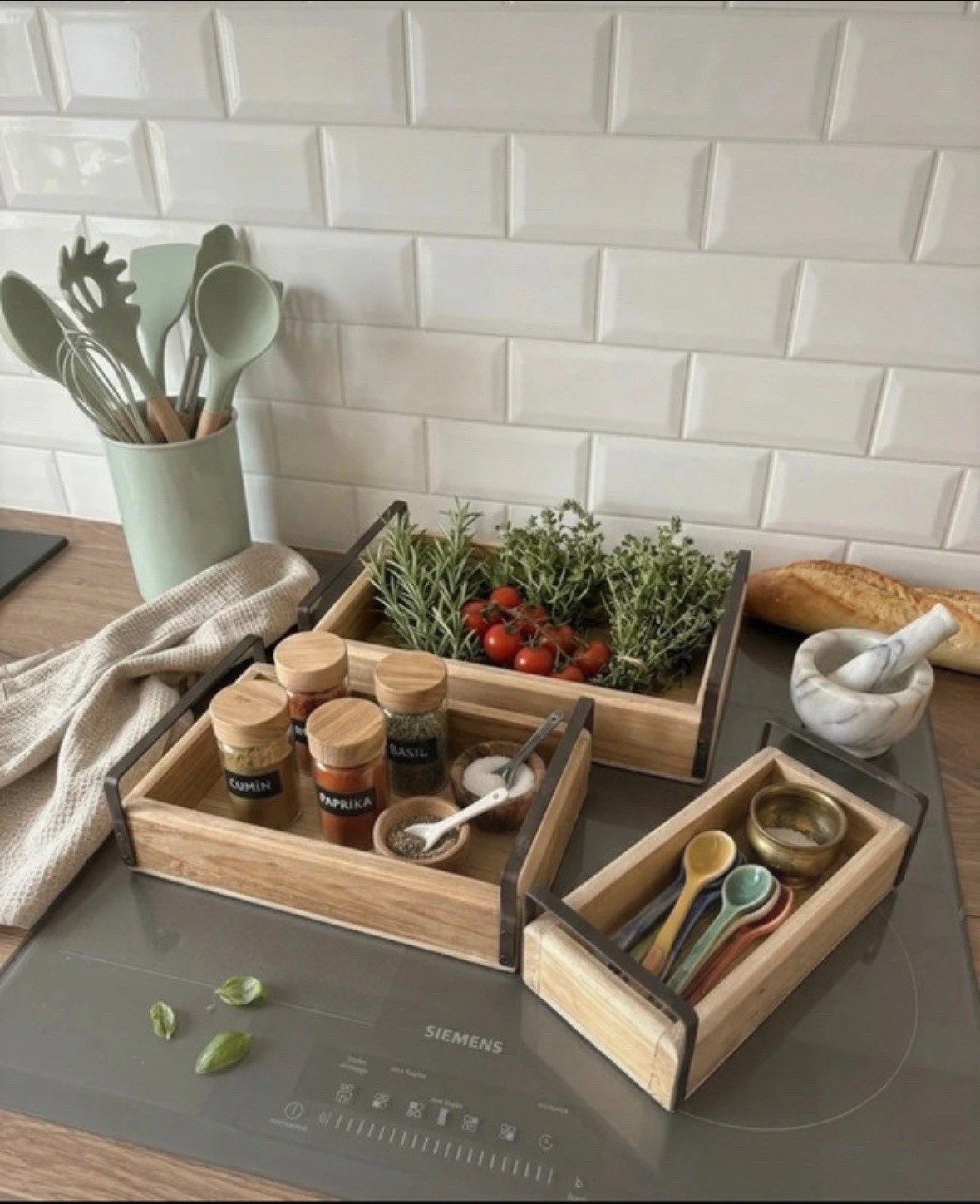 Plateau de cuisine style industriel en bois pour service de l'apéritif