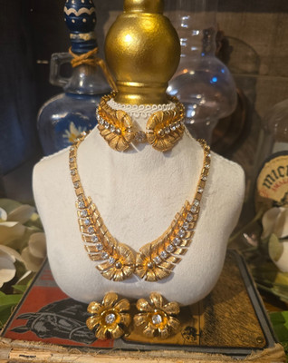 Rare-VTG Hollywood Regency 3pc Gold Tone Leaf Rhinestone Parure Necklace Set