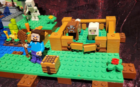 LEGO Minecraft: The Farm (21114) 100% complete with manual, no box.