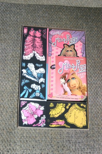 1980 de lote antiguo de colección Miss Piggy Colorforms conjunto de disfraces sin perforar juguete Jim Henson Muppets - Imagen 2 de 4