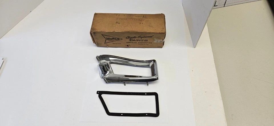 1961 Dodge Dart lanterna traseira direita lateral do passageiro moldura cromada 2240736 NOS. - Imagem 3 de 4