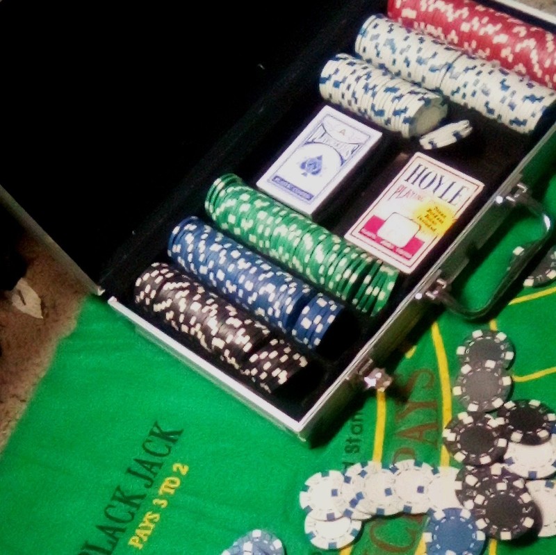 Poker Casino Chip Set in Aluminum Carrying Case with Playing Cards