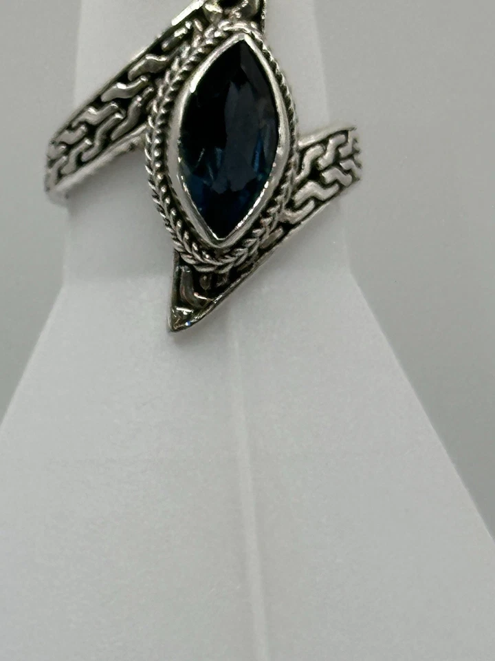 COLECCIÓN ARTESANAL DE ANILLO MARTILLADO PLATA TOPACIO AZUL LONDRES 1.66CT BALI Sarda Foto 3 de 4