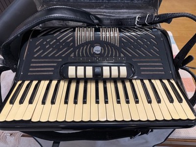 Atlas Century Accordion Black 