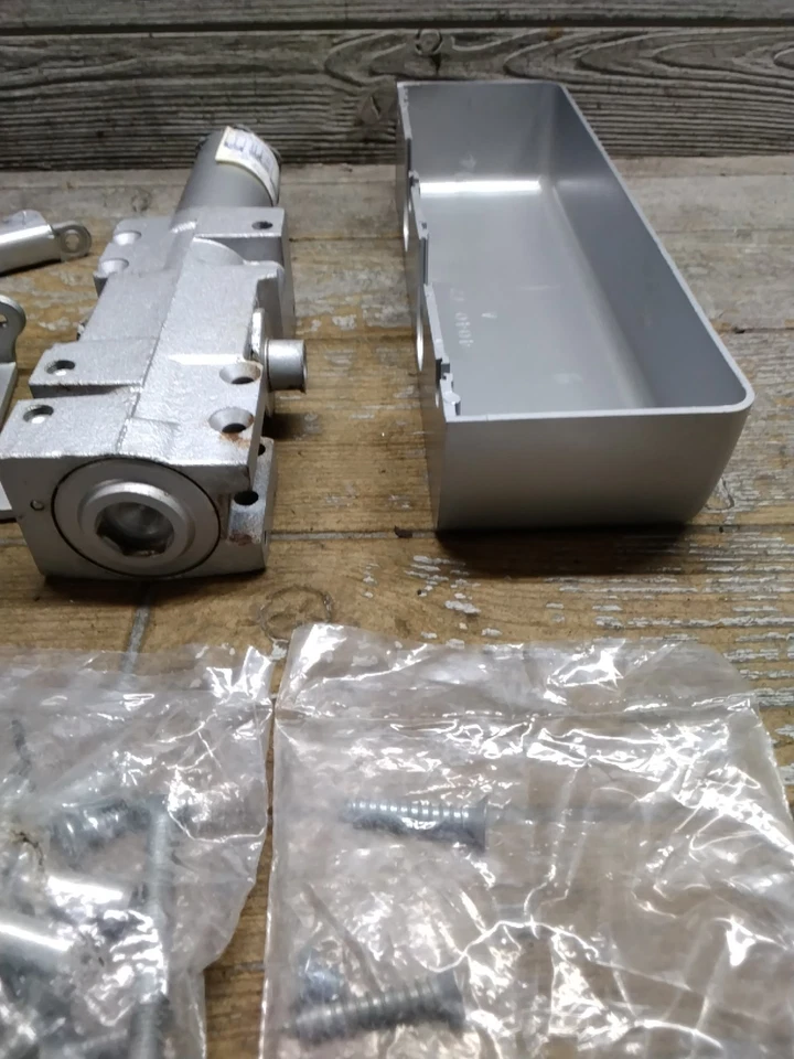 Cierre de puertas comercial LCN Super Smoothie 4040XP acabado de aluminio súper smoothies Foto 2 de 4