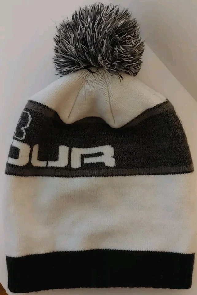 Gorro de punto para niños Under Armour en negro, blanco y gris para jóvenes con pompón Foto 2 de 4