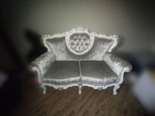 Divano due posti; legno bianco, tessuto ciniglia, Swarovski; stile Barocco Venez