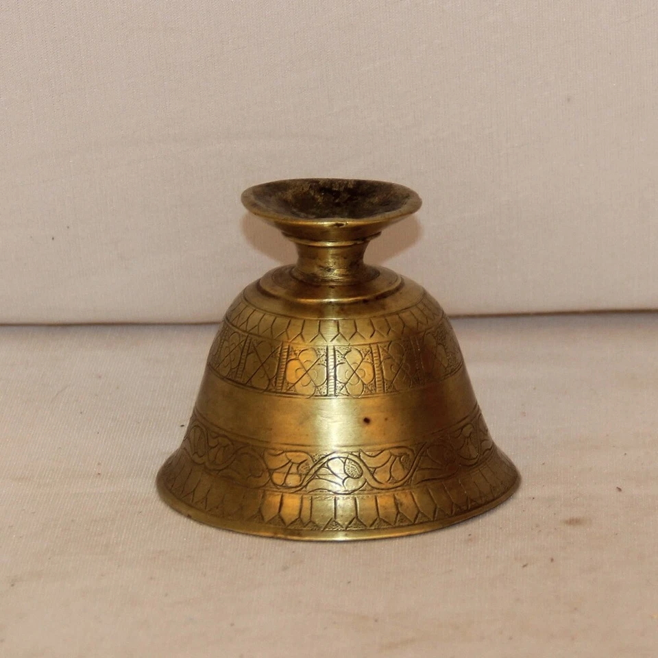 Antigua taza de whisky mogol de latón con incrustación artesanal grabada antigua original Foto 3 de 4