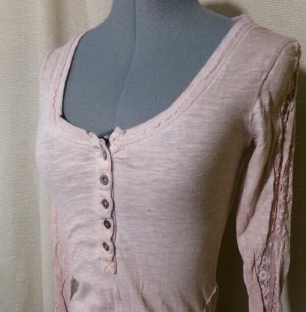 FREE PEOPLE Shell Encaje Henley Camiseta Top XS Rosa Cuello Redondo Blusa Boho LS