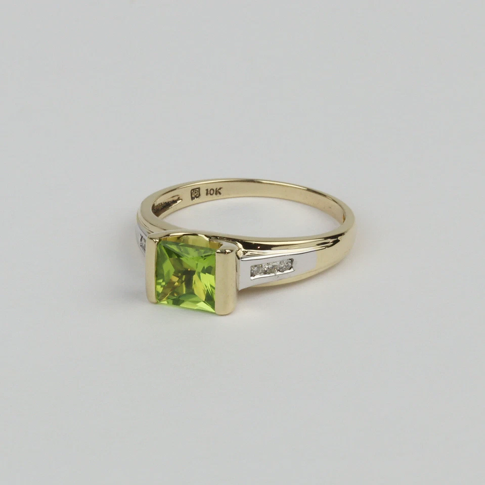 Pretty 10k Yellow Gold, Peridot, Diamond Women's Ring Size 7.25 - Image 3 of 3